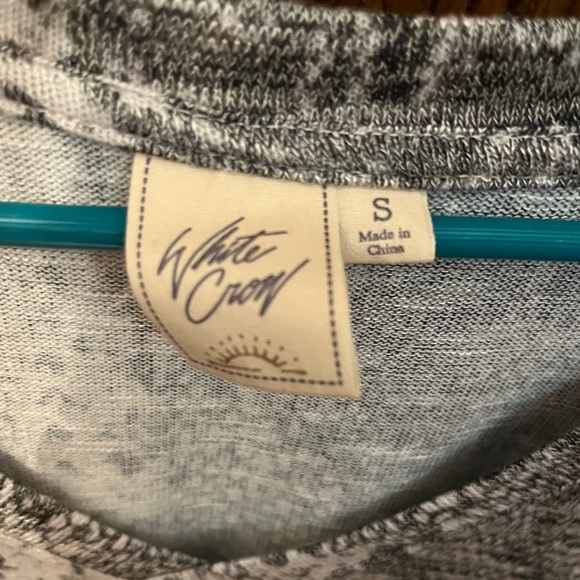 White Crow Snake Skin Print V Neck - Picture 5 of 5